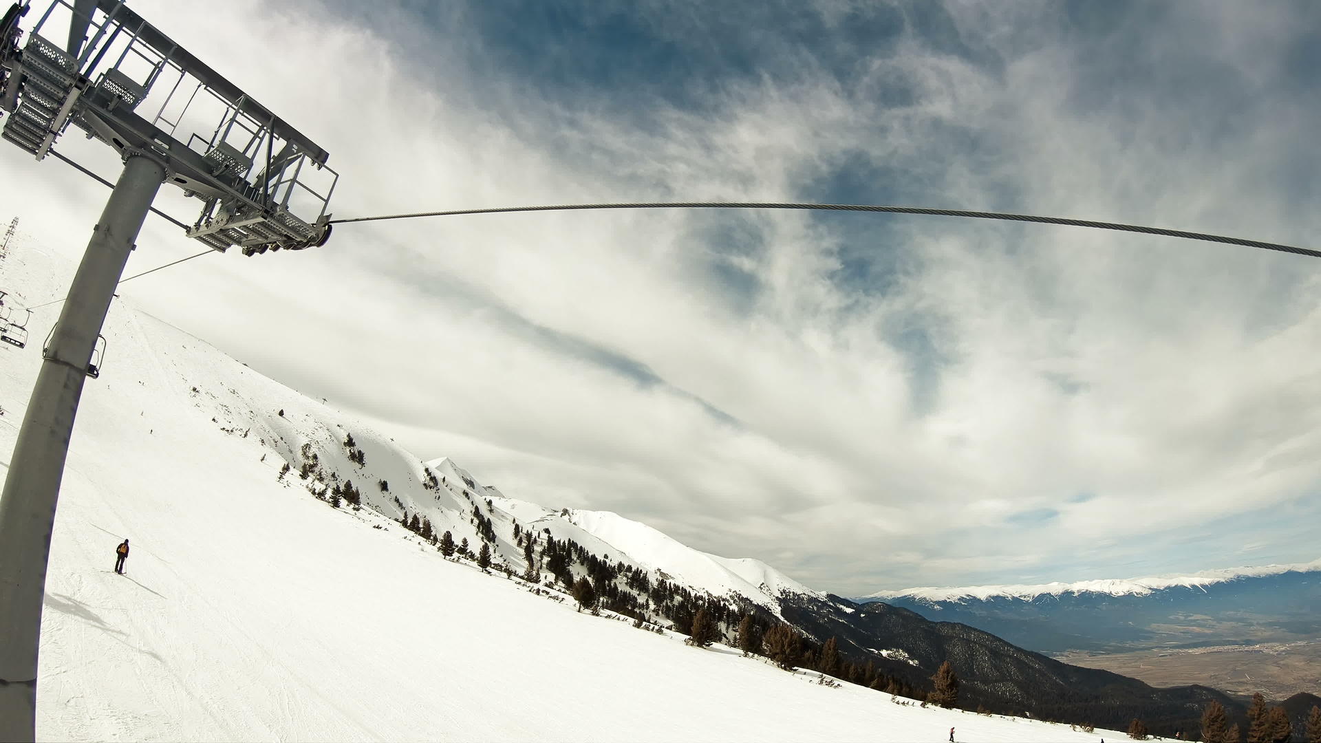 当滑雪者乘坐滑雪车登上山顶时他们会慢慢移动视频的预览图