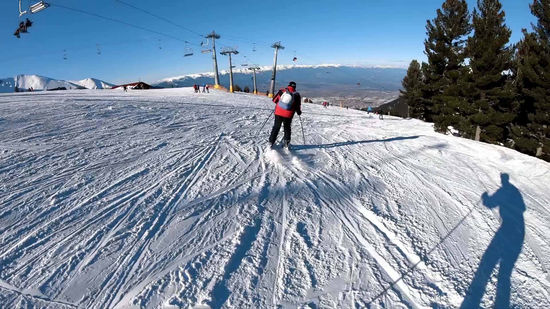 保加利亚高山滑雪头盔上的动作凸轮视频的预览图