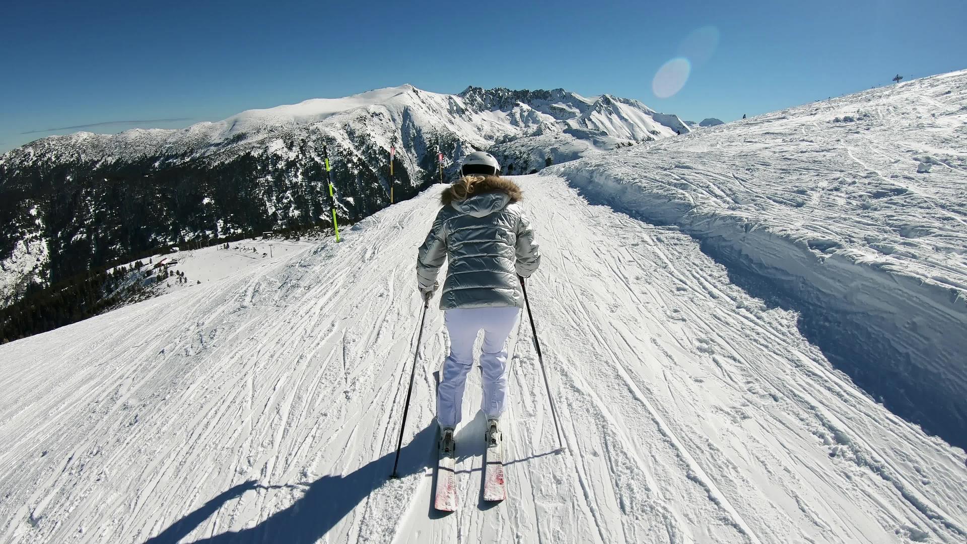 滑雪路上有魅力的女孩在高空改变斜坡视频的预览图