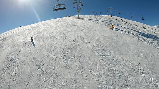 乘坐滑雪电梯到山顶托多尔卡的顶部Bulgaria视频的预览图