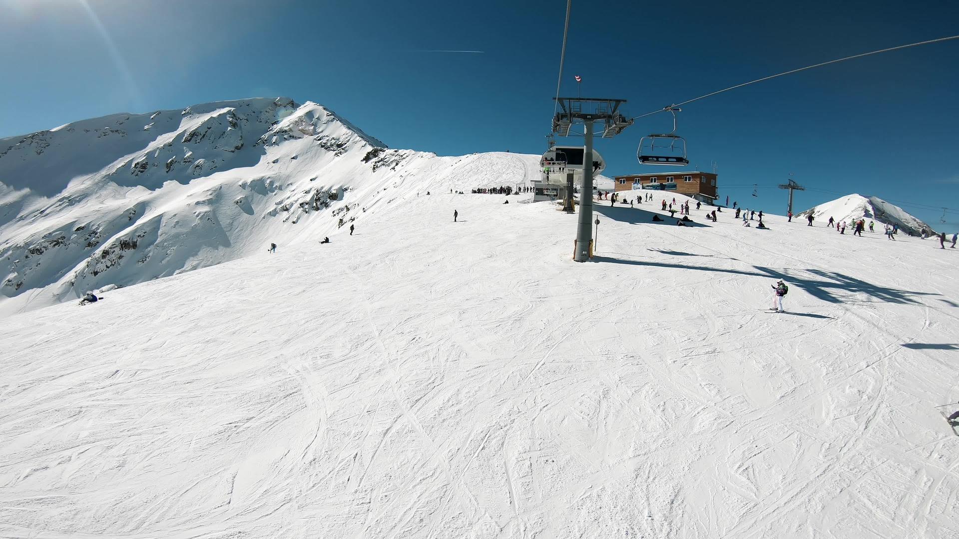 从升降椅上看雪景背景冬季运动休闲度假滑雪度假胜地视频的预览图