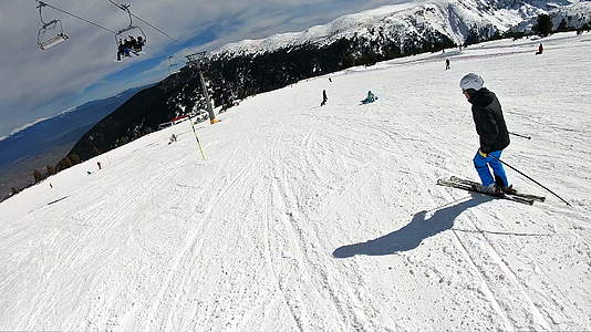 在高山上滑雪的度假胜地的第一个视角是超慢运动视频的预览图
