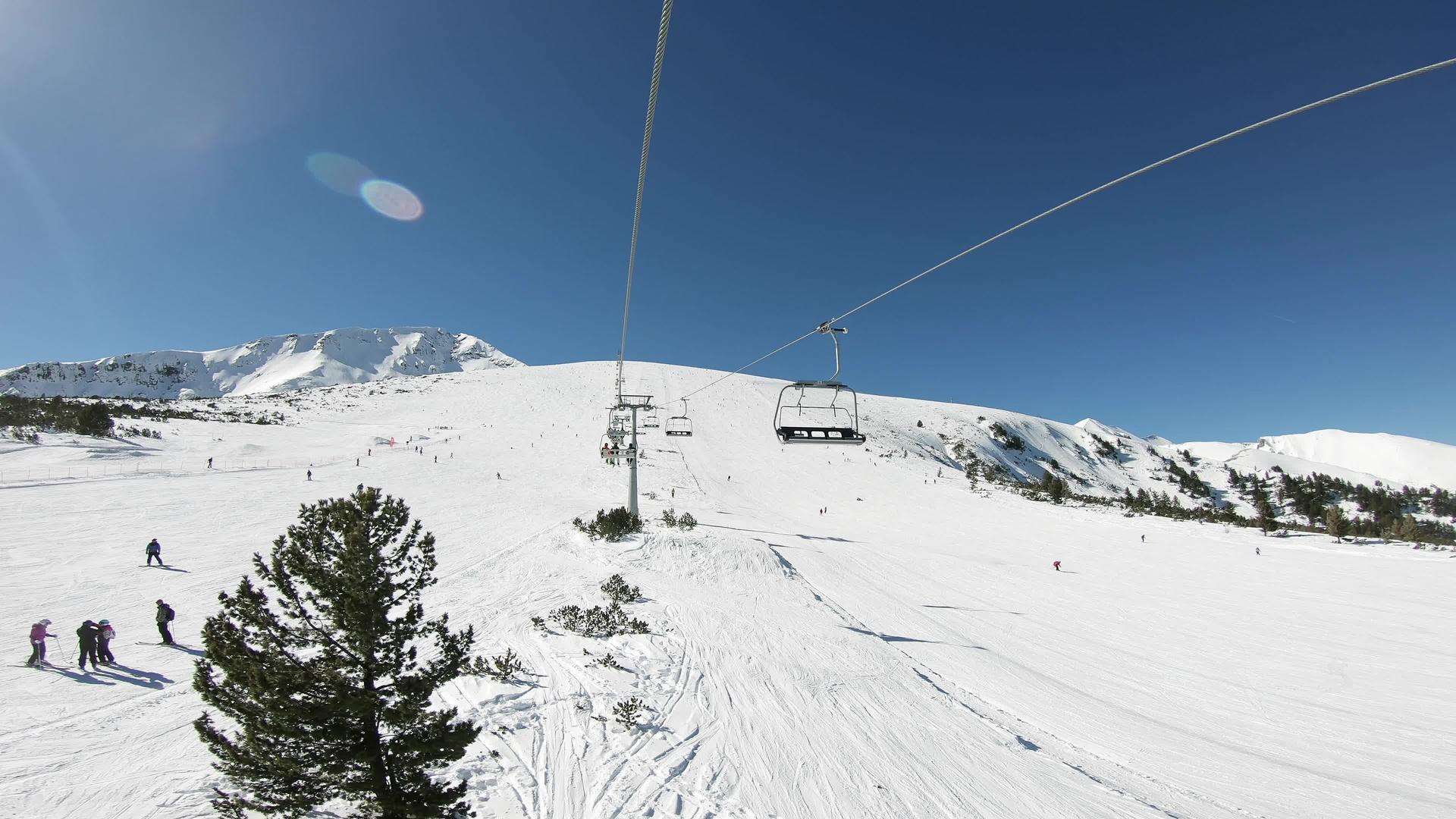 从雪景背景的升降椅上欣赏冬季运动休闲度假滑雪胜地视频的预览图