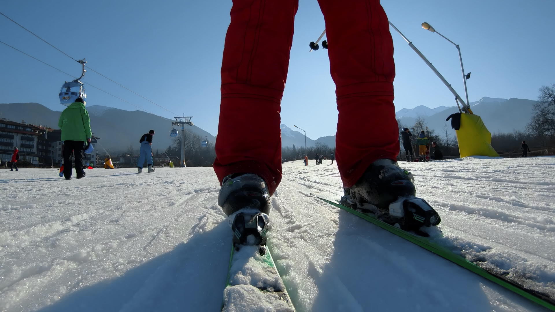 沿Gondola滑雪电梯沿着滑雪道下去视频的预览图