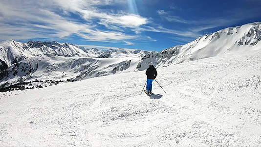 4k滑雪者的观点滑雪者准备在平坦的滑雪坡上下坡视频的预览图