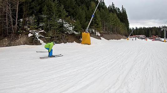 滑雪冬季滑雪假期——电影年轻人在山坡上滑雪视频的预览图
