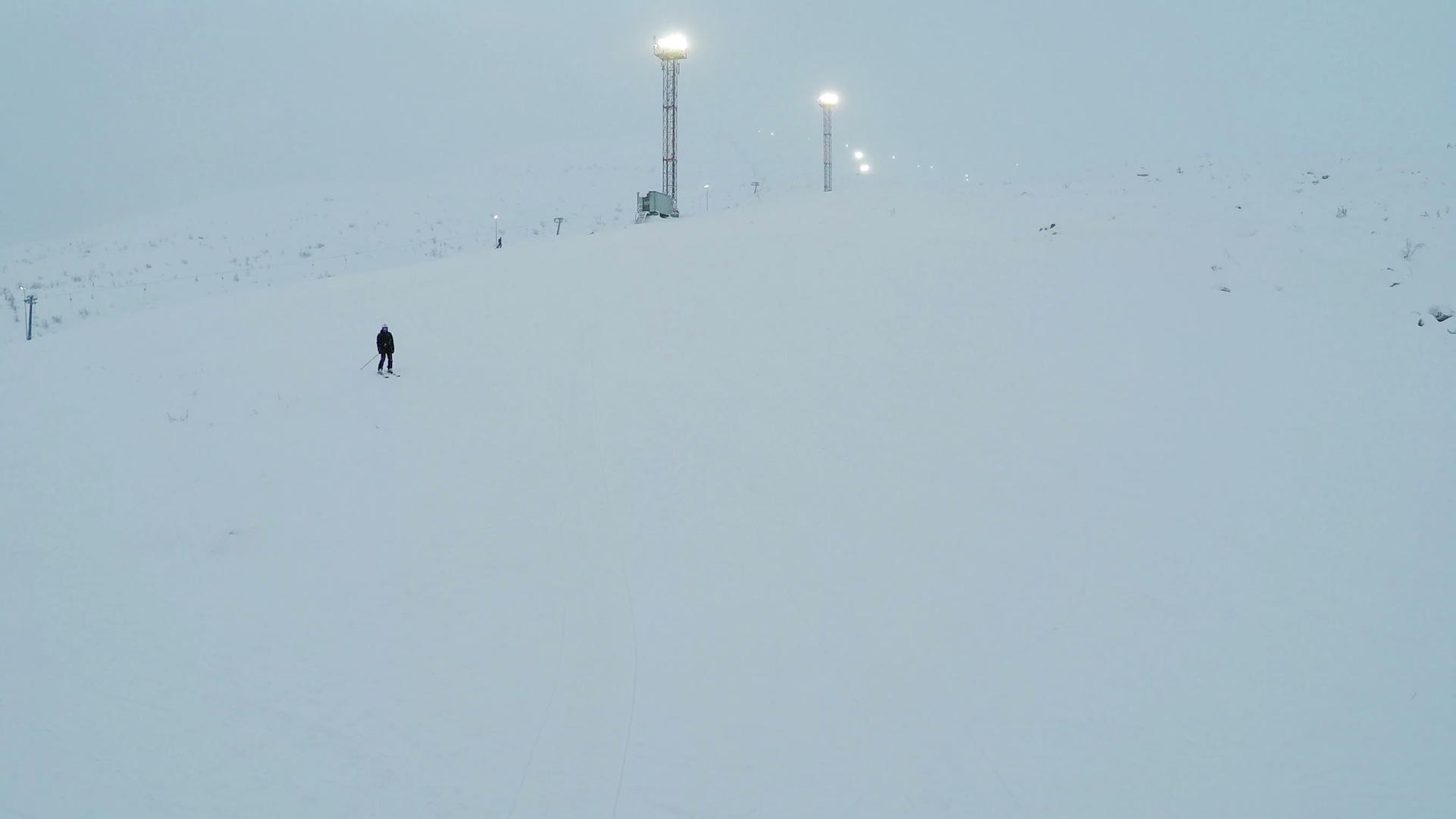 滑雪机从斜坡上下来视频的预览图