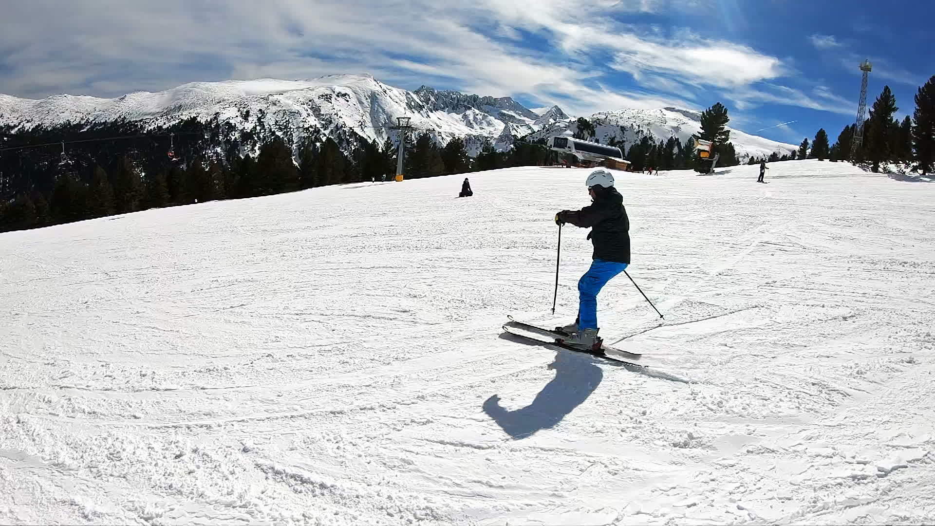 高山滑雪从被雪覆盖的山上滑下来视频的预览图