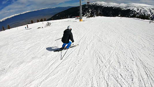 在阳光明媚的日子里跟随一位雕刻专家滑雪时超慢动作视频的预览图