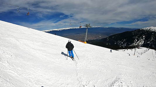 赛车手在高山滑雪度假胜地上跑步的电影是慢动作的第一视角视频的预览图