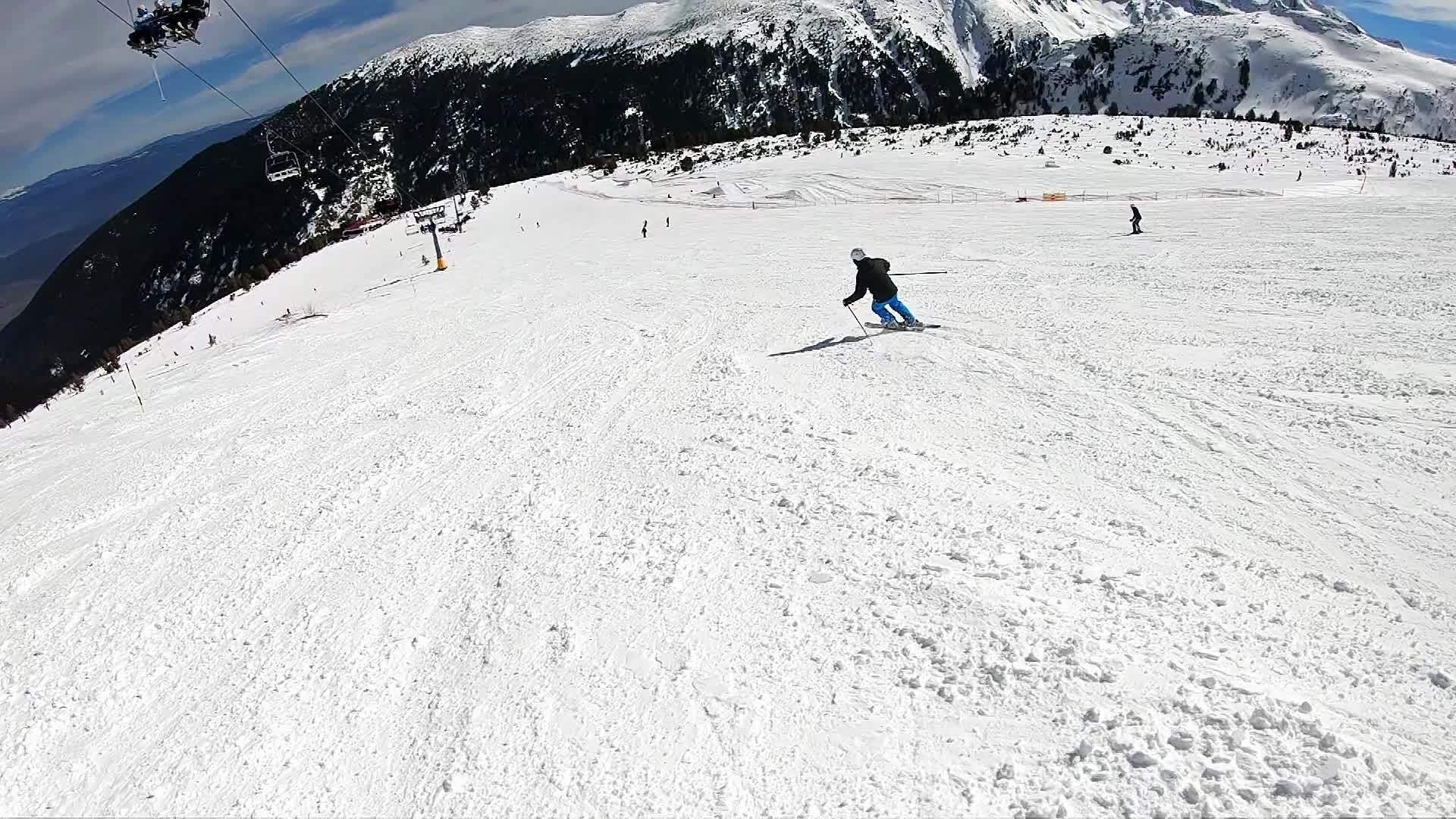 赛车手在高山滑雪度假胜地上跑步的电影是慢动作的第一视角视频的预览图
