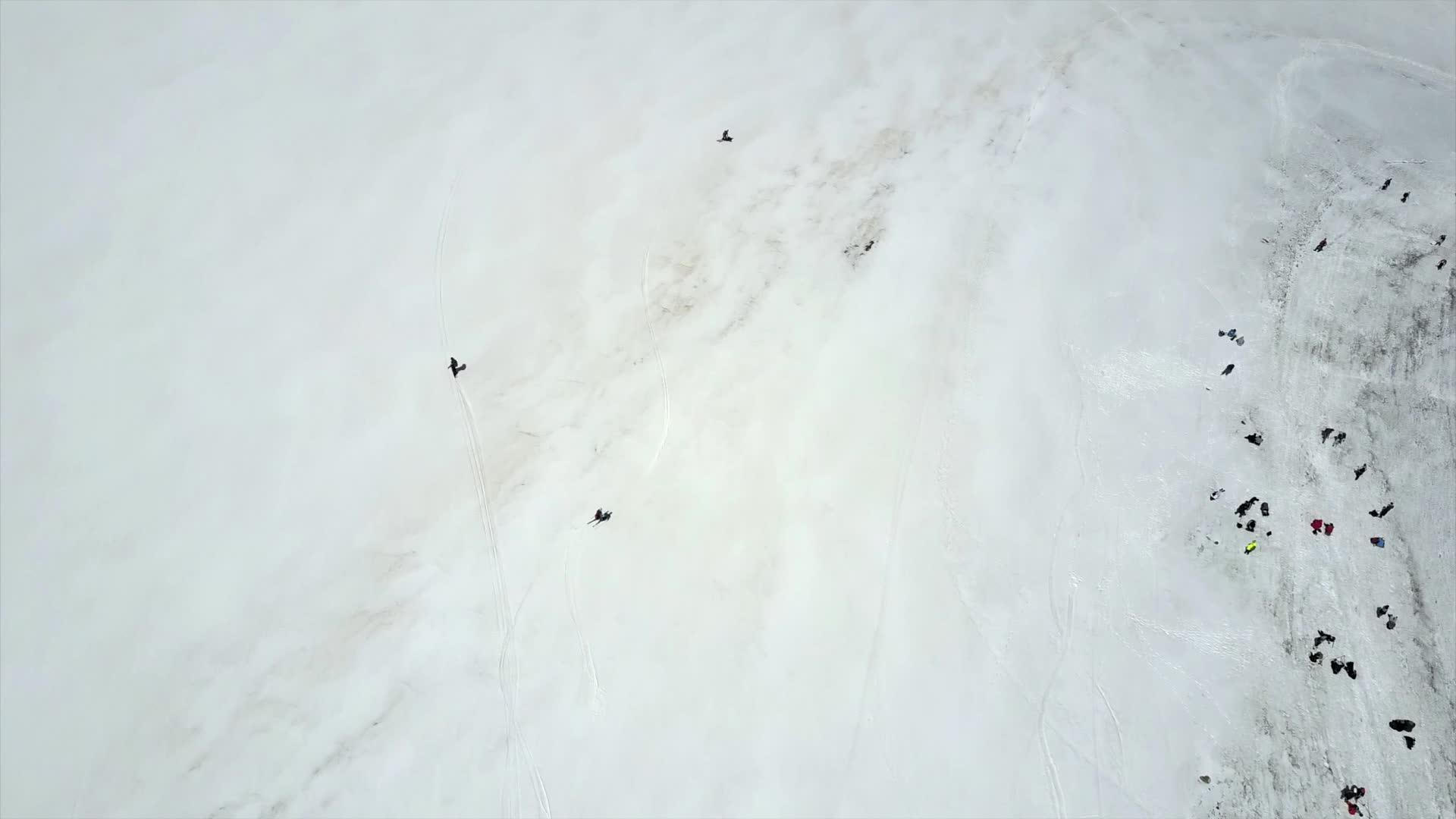 一群滑雪者从事轮渡视频的预览图