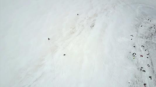 一群滑雪者从事轮渡视频的预览图