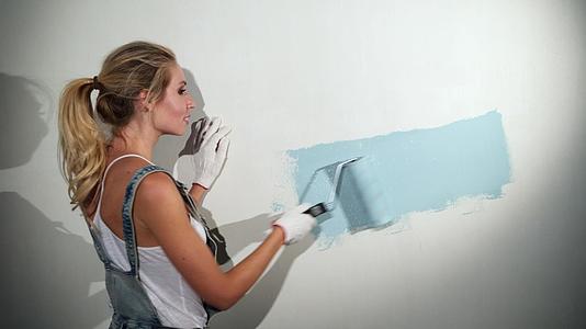 在建筑工地使用涂有滚粉的年轻女孩视频的预览图