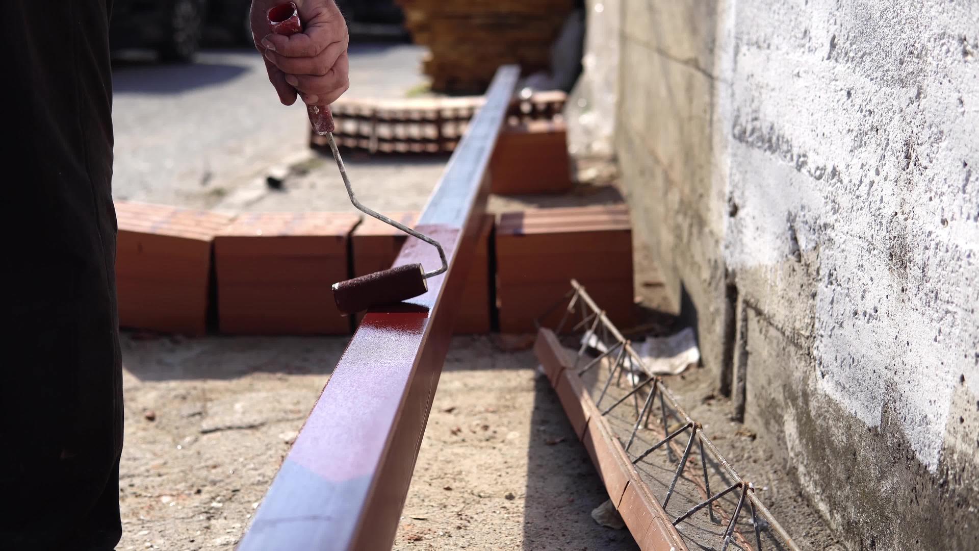 男士油漆防锈金属管和油漆授粉器用于建筑视频的预览图