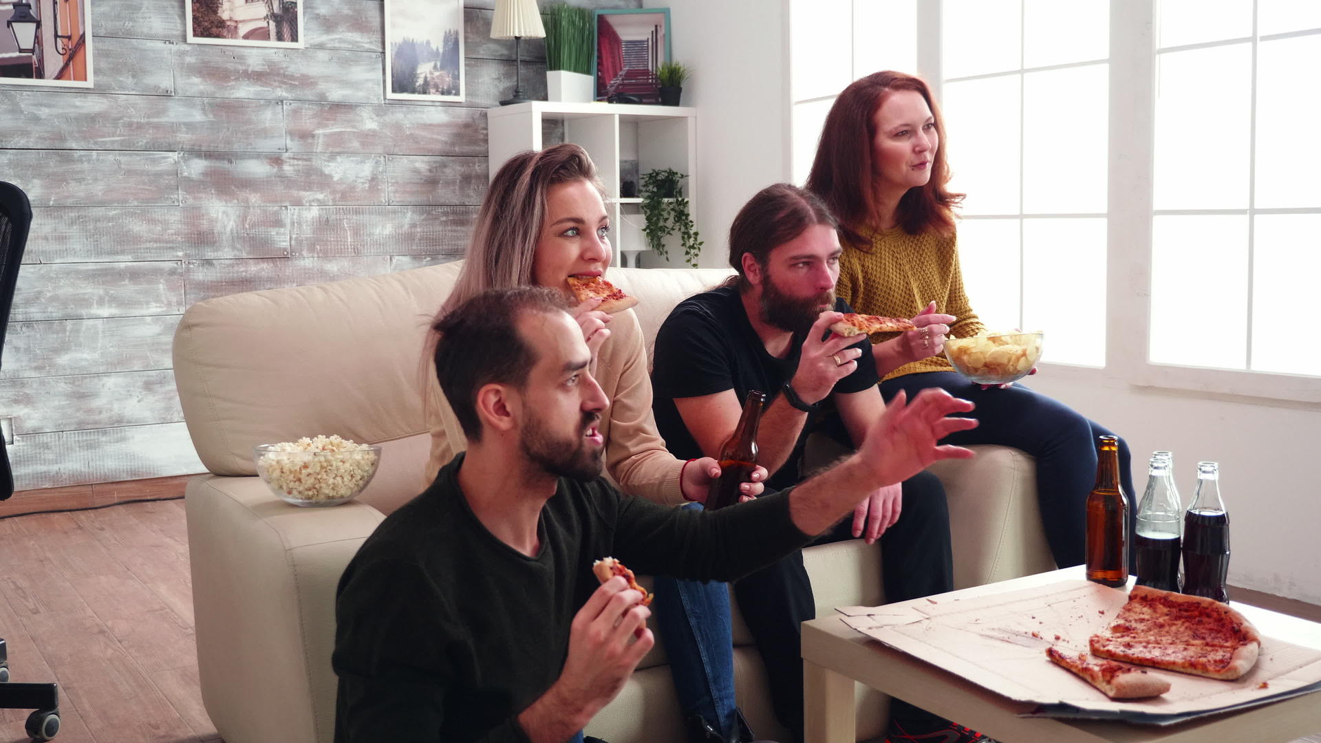 一群亲密的朋友嘴里塞满了披萨来庆祝胜利视频的预览图