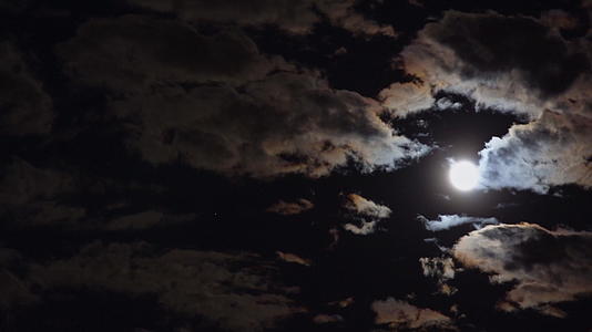 月亮充满了尖锐的月亮云视频的预览图
