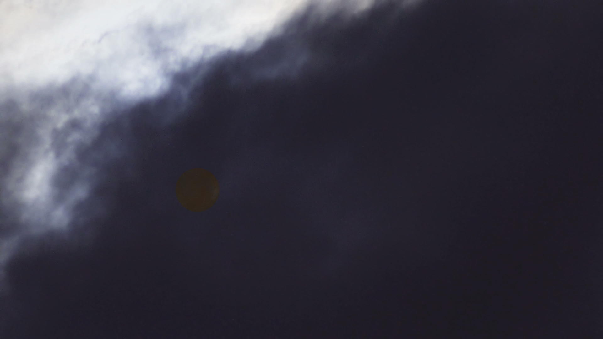 夜空云在明月下飘动视频的预览图