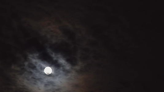 月亮充满了尖锐的月亮云视频的预览图