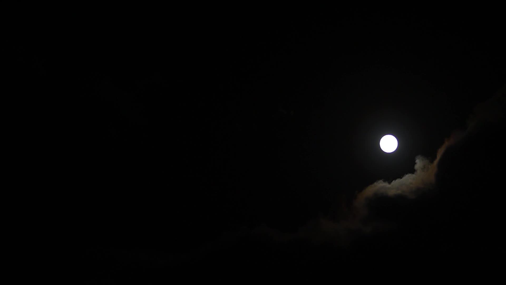 满月之夜满月实时有神秘仙境的云彩场景视频的预览图