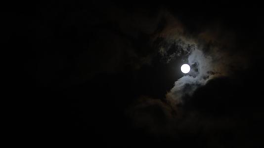 满月之夜满月实时有神秘仙境的云彩场景视频的预览图