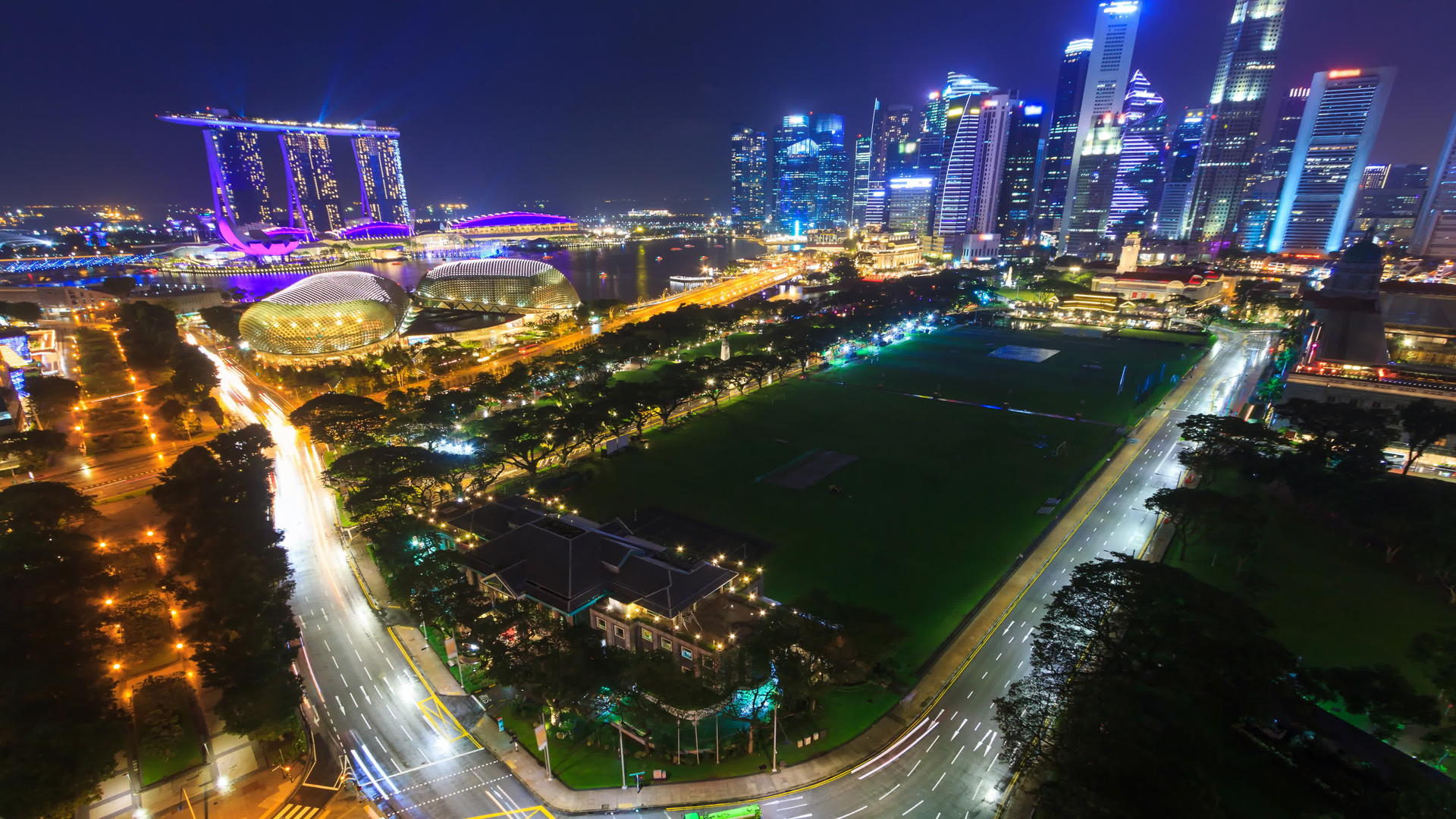 美丽的鸟瞰新加坡夜景4k时间流逝缩小视频的预览图