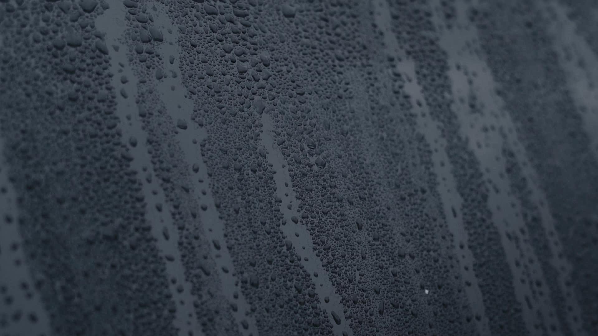清晨汽车的声音玻璃上滴水视频的预览图