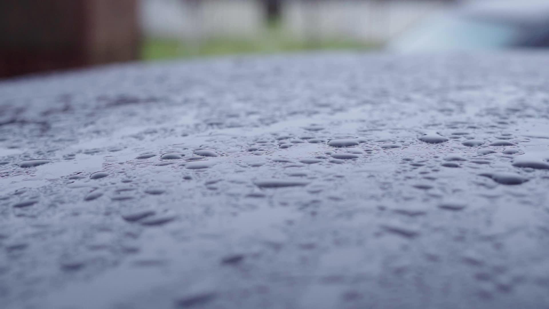 早上水滴落在车顶上的水里视频的预览图