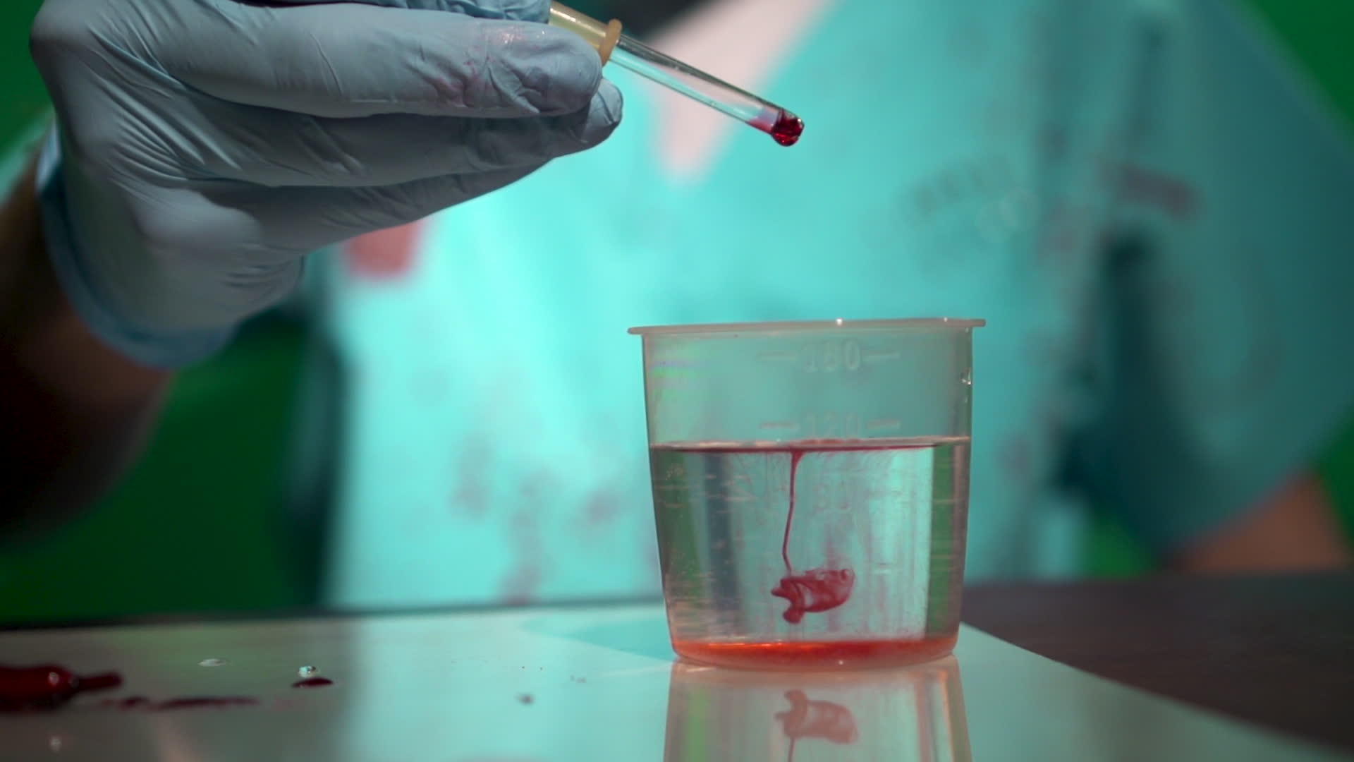 非法秘密医学实验室溶解在烧杯中视频的预览图