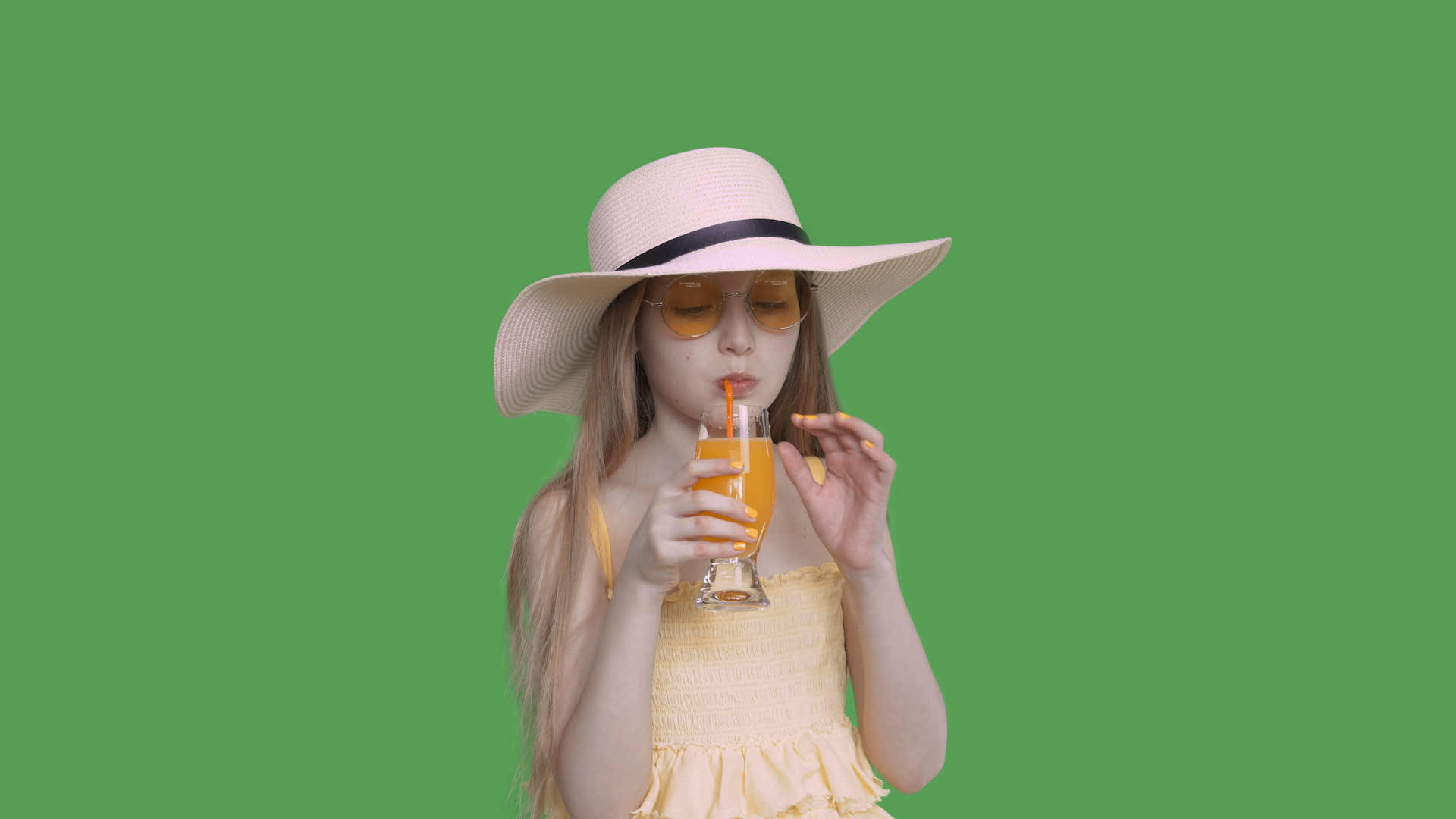 美丽的女孩喝橙汁鸡尾酒稻草视频的预览图