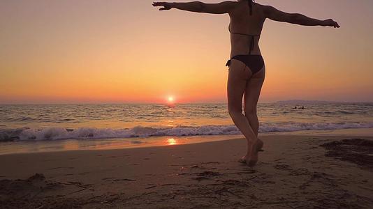 比基尼穿比基尼的性感女性自由概念在日落时在海滩上视频的预览图
