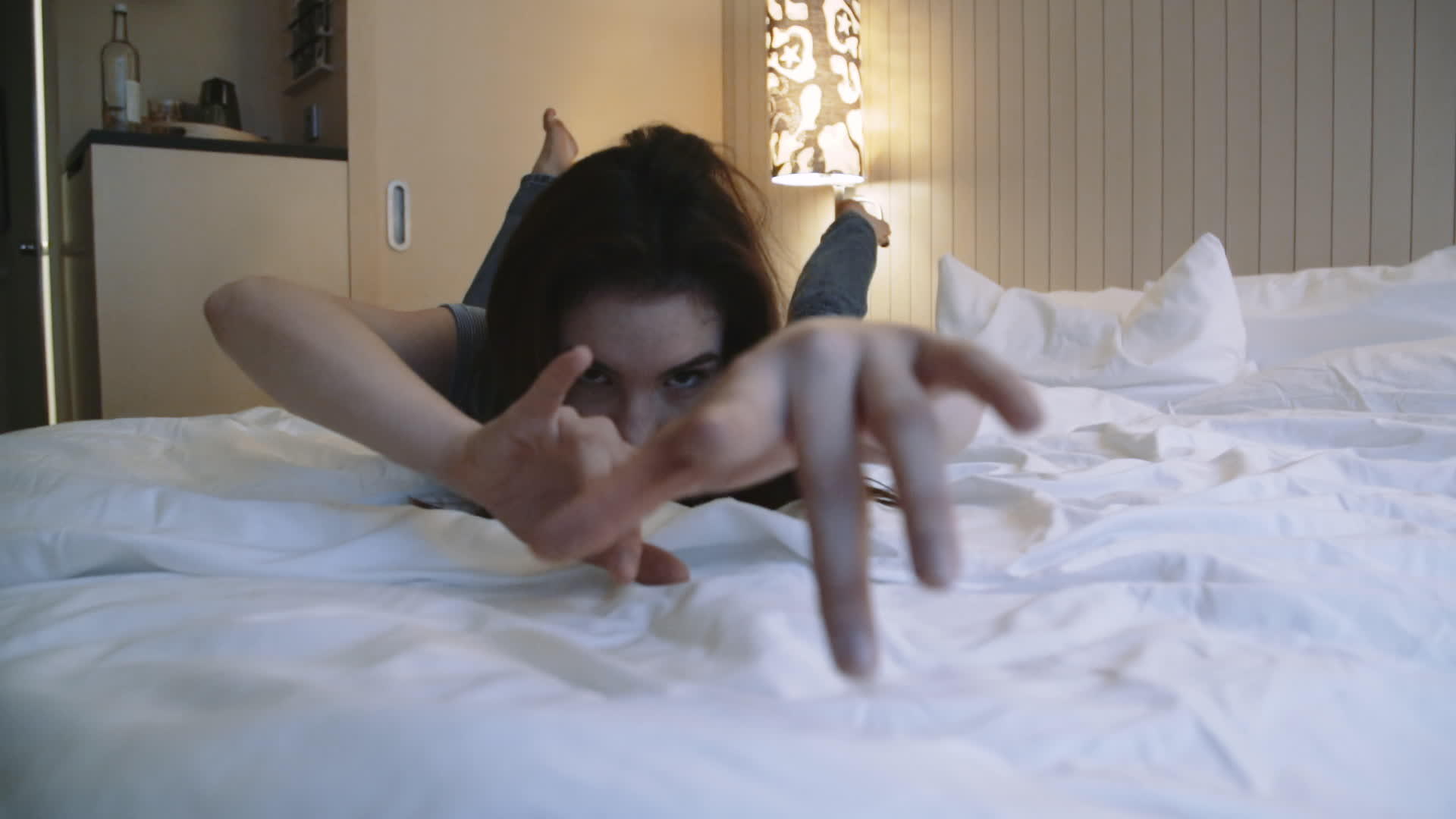 睡在床上的年轻美女伸手向相机伸手视频的预览图