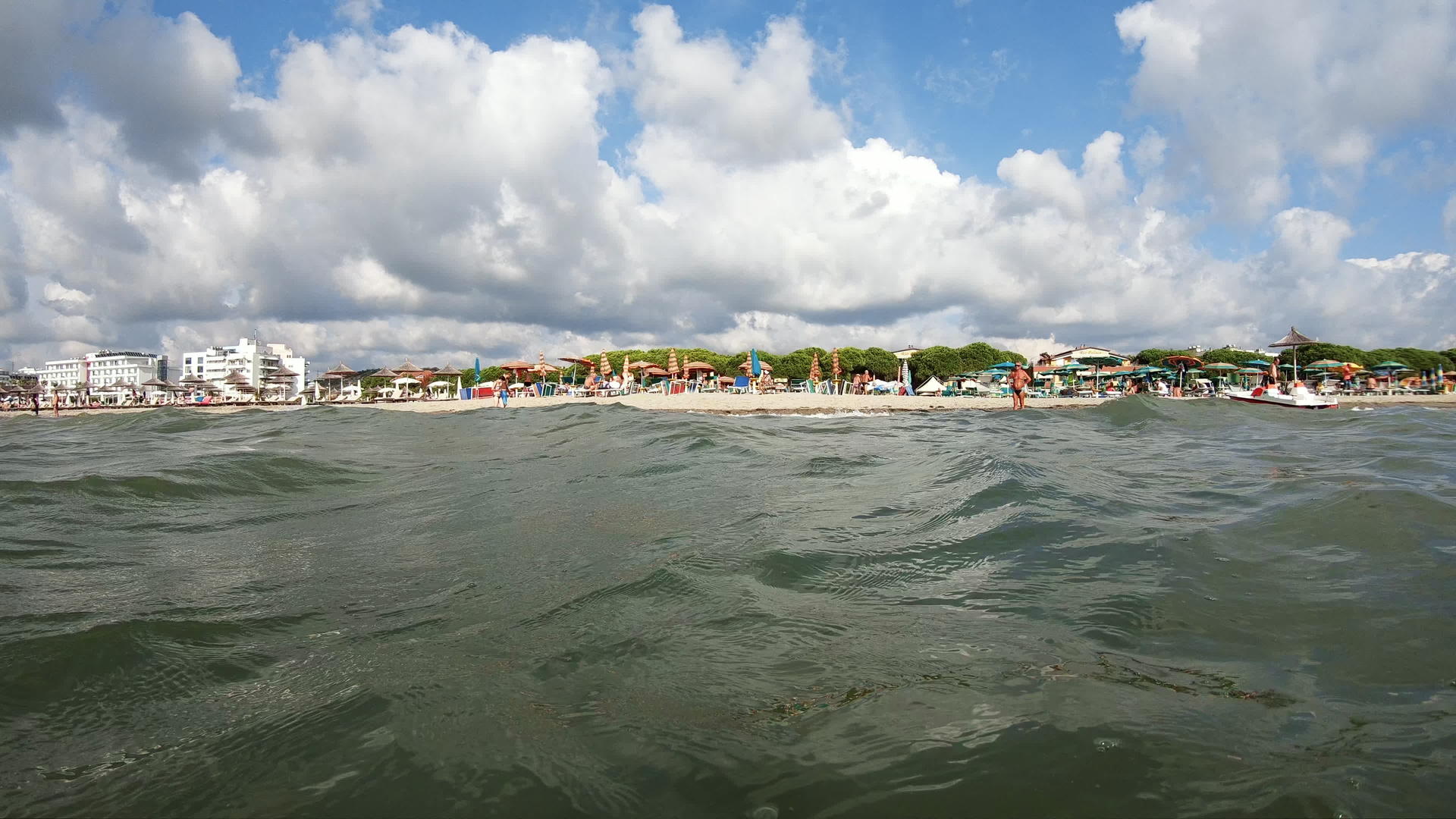 海滩上海水面的漂浮船在暑假期间放松视频的预览图