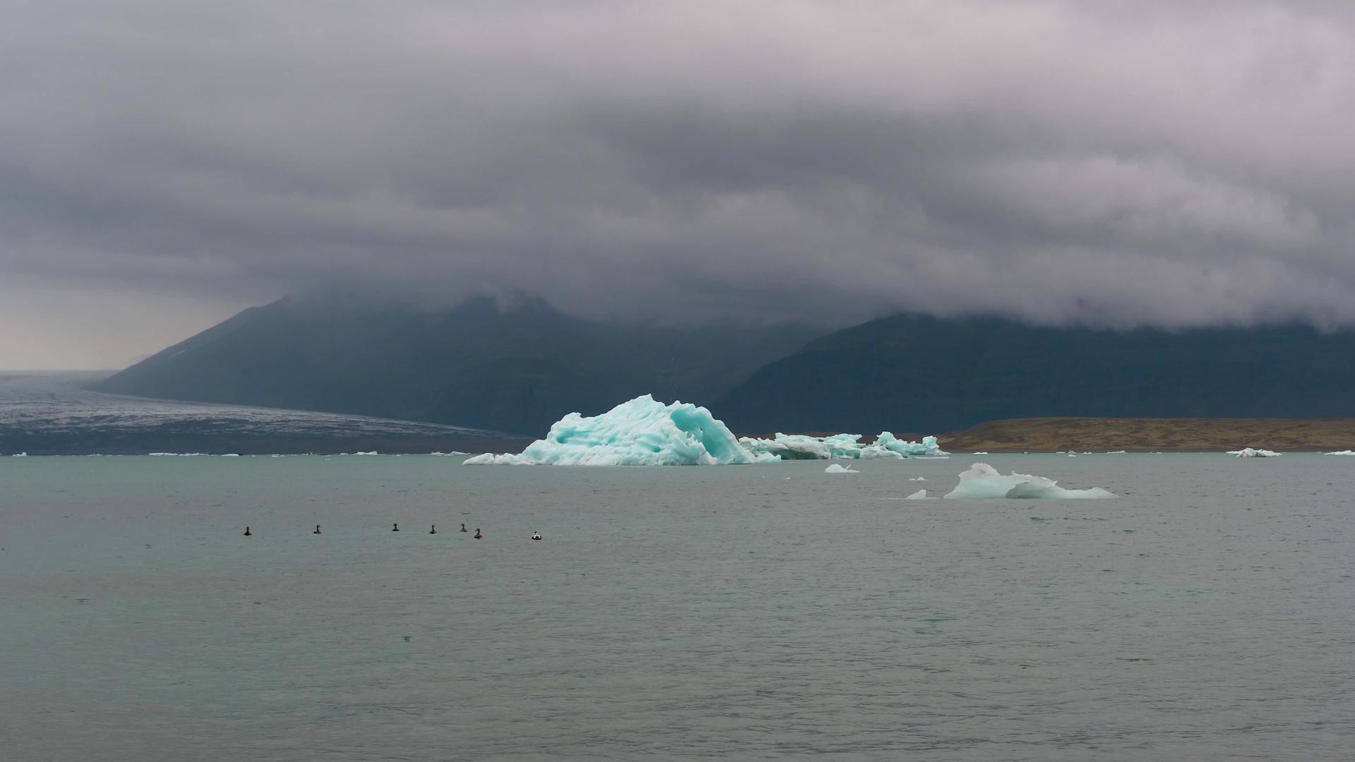 关于库萨隆冰川周围的浮冰山的冰视频的预览图