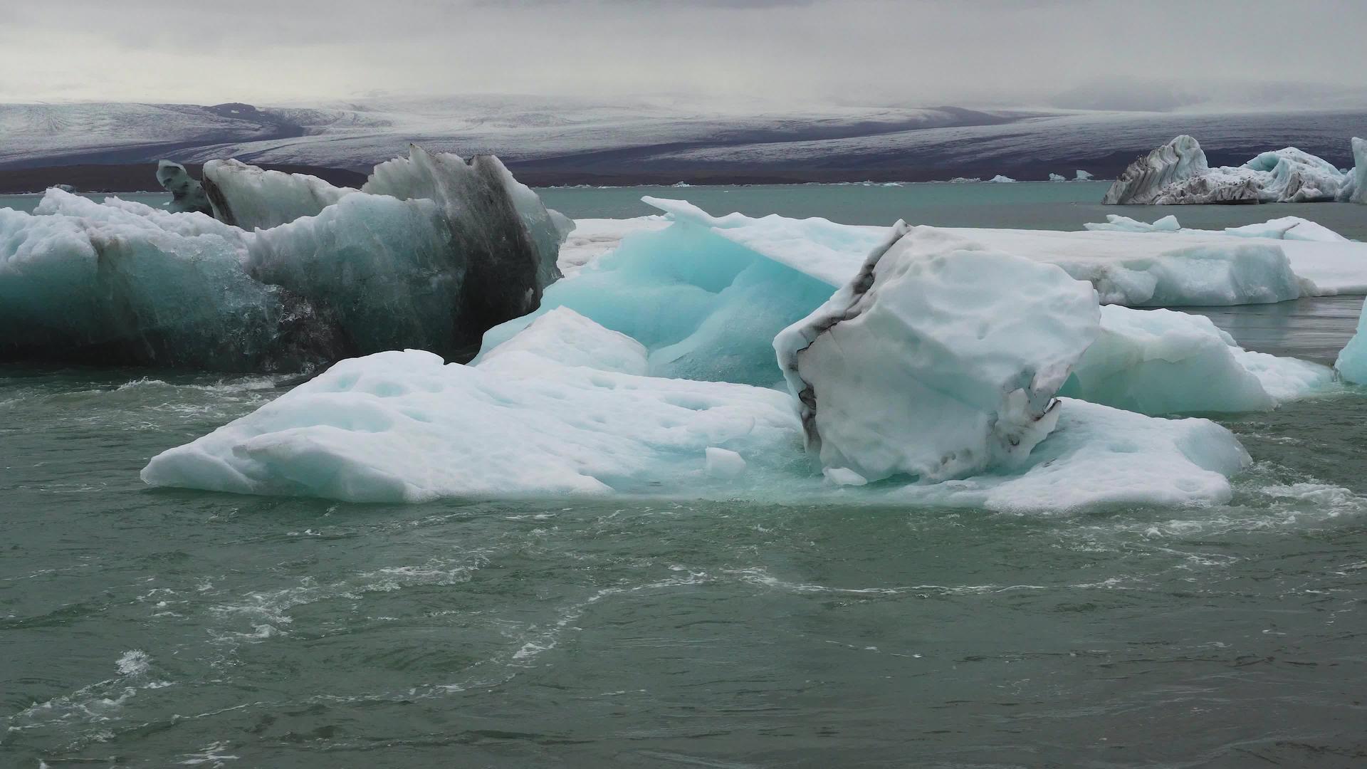 关于库萨隆冰川环礁湖浮冰山的冰视频的预览图