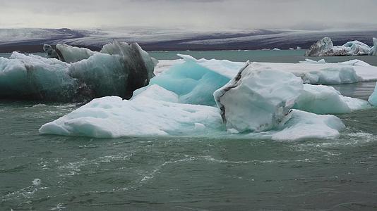 关于库萨隆冰川环礁湖浮冰山的冰视频的预览图