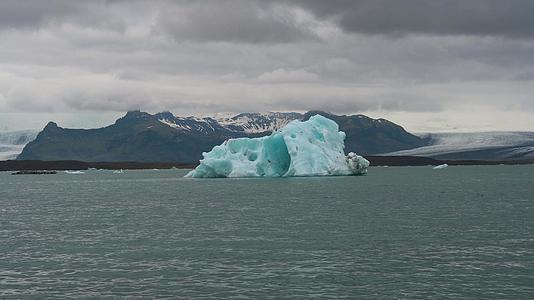 关于库萨隆冰川周围的浮冰山的冰视频的预览图