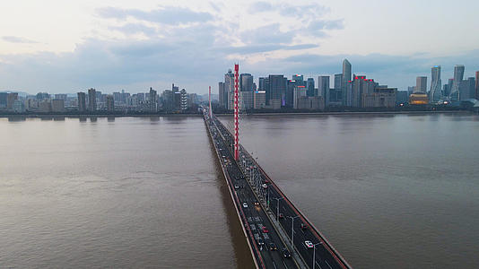 4K航拍刷锅车流大气杭州钱江三桥视频的预览图
