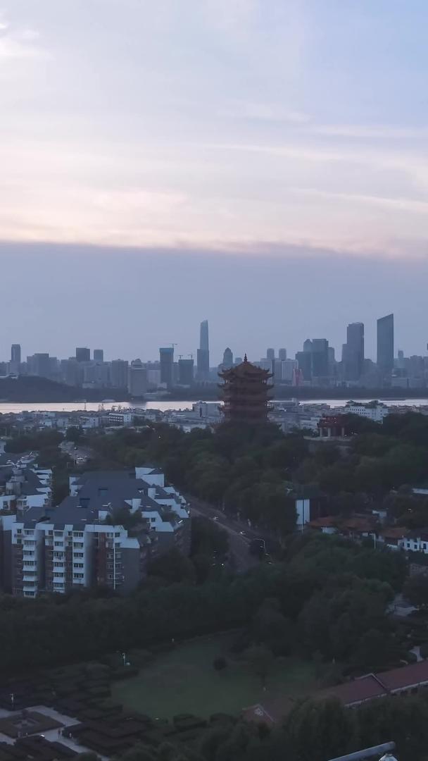 材料延时摄影武汉最著名的地标黄鹤楼夜景视频的预览图