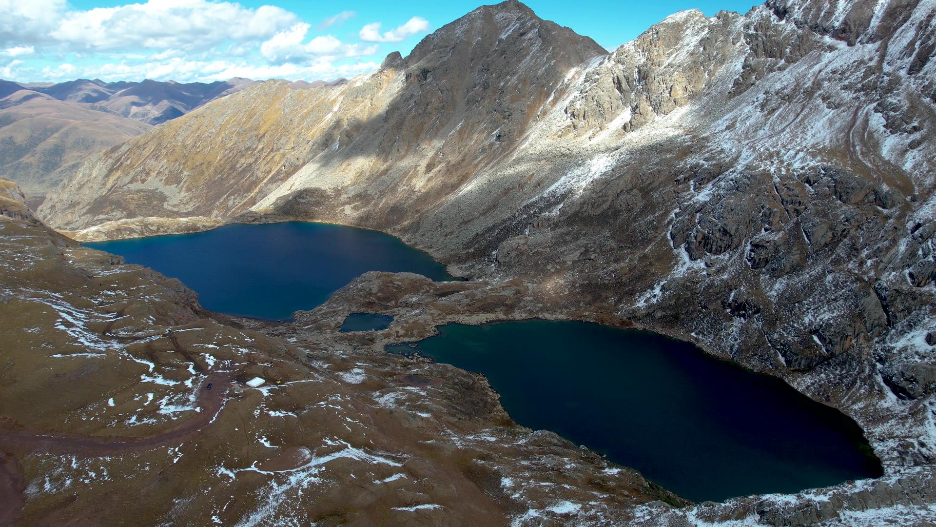 航拍川藏线高海拔湖泊错通翠湖视频视频的预览图