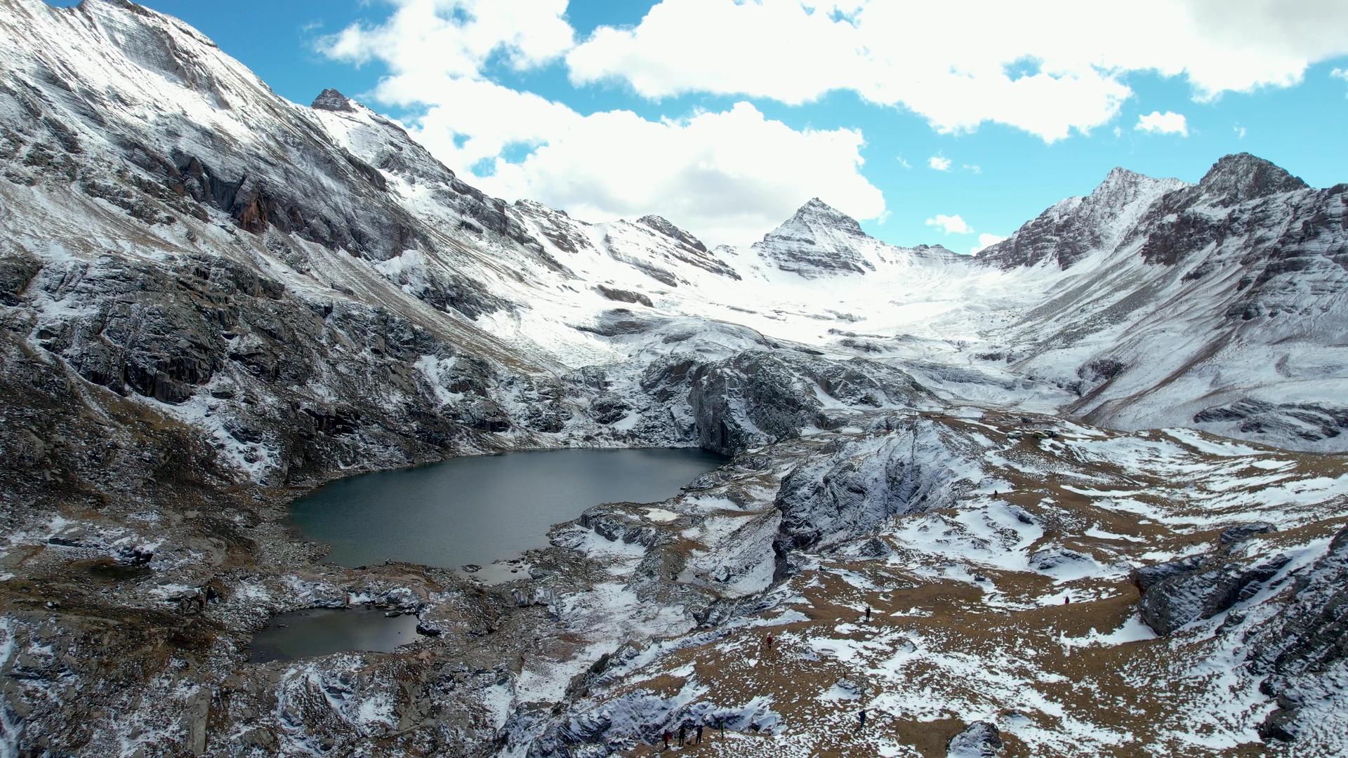 航拍高海拔湖泊与雪山山峰视频视频的预览图