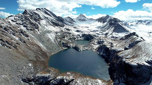 航拍雪山山脉中的高原湖泊视频视频的预览图