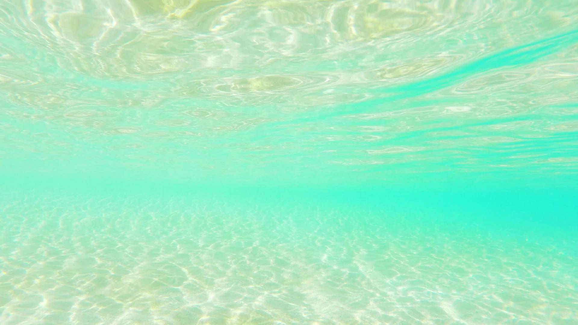 美丽上美丽透明的蓝色水是西班牙式的华丽光滑视频的预览图