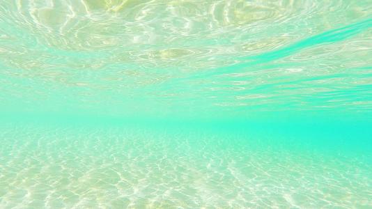 美丽上美丽透明的蓝色水是西班牙式的华丽光滑视频的预览图