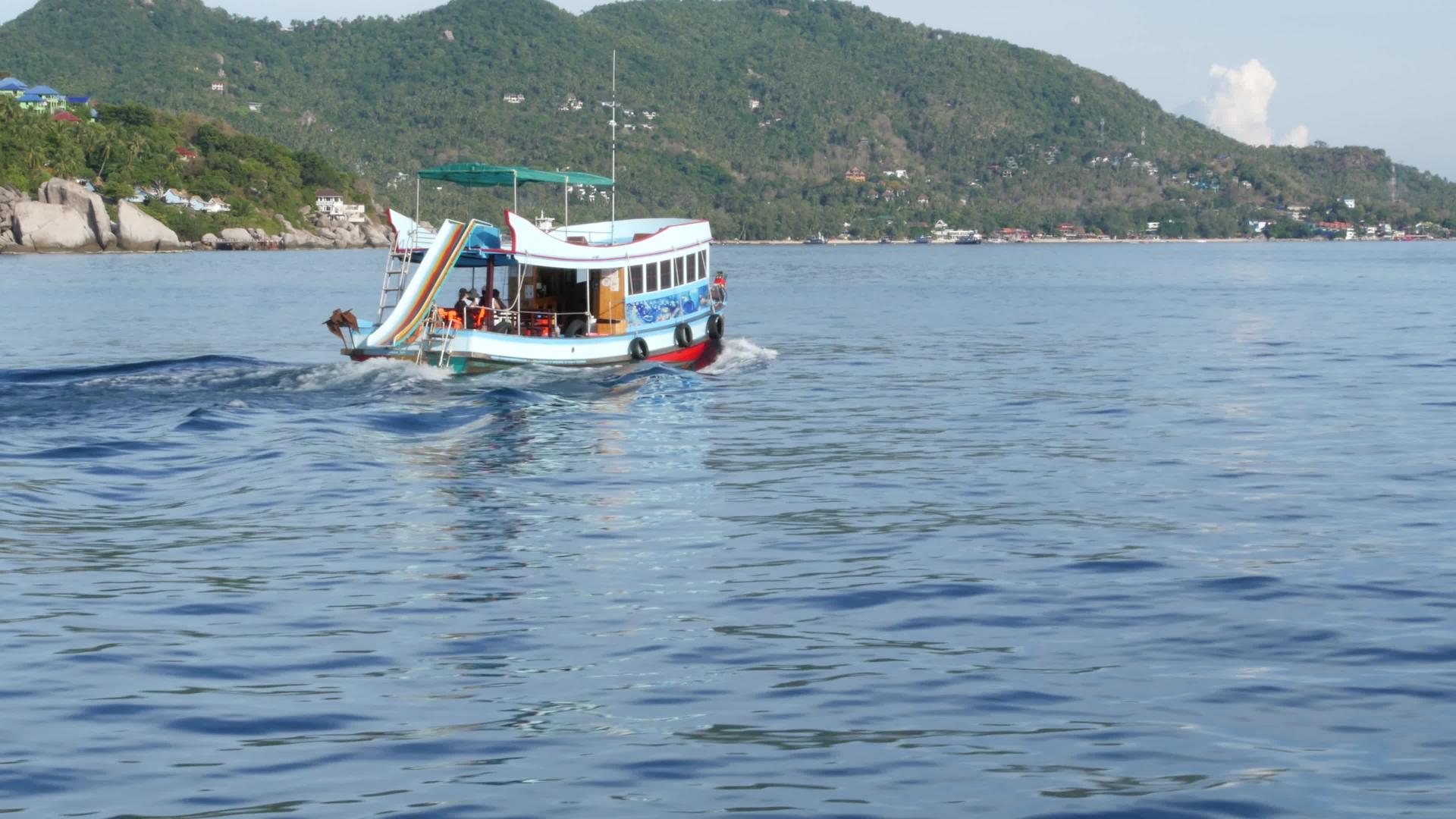 泰国陶岛-2019年6月29日潜水船漂浮在异国他国的天堂视频的预览图