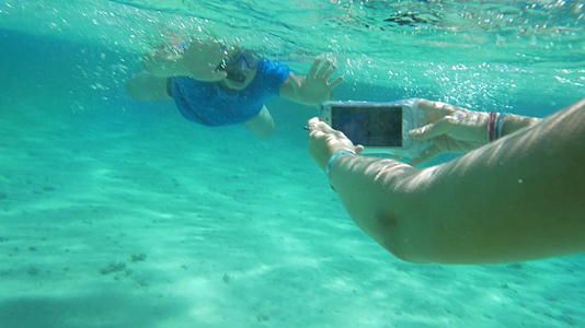使用水下智能手机获得良好的镜头视频的预览图