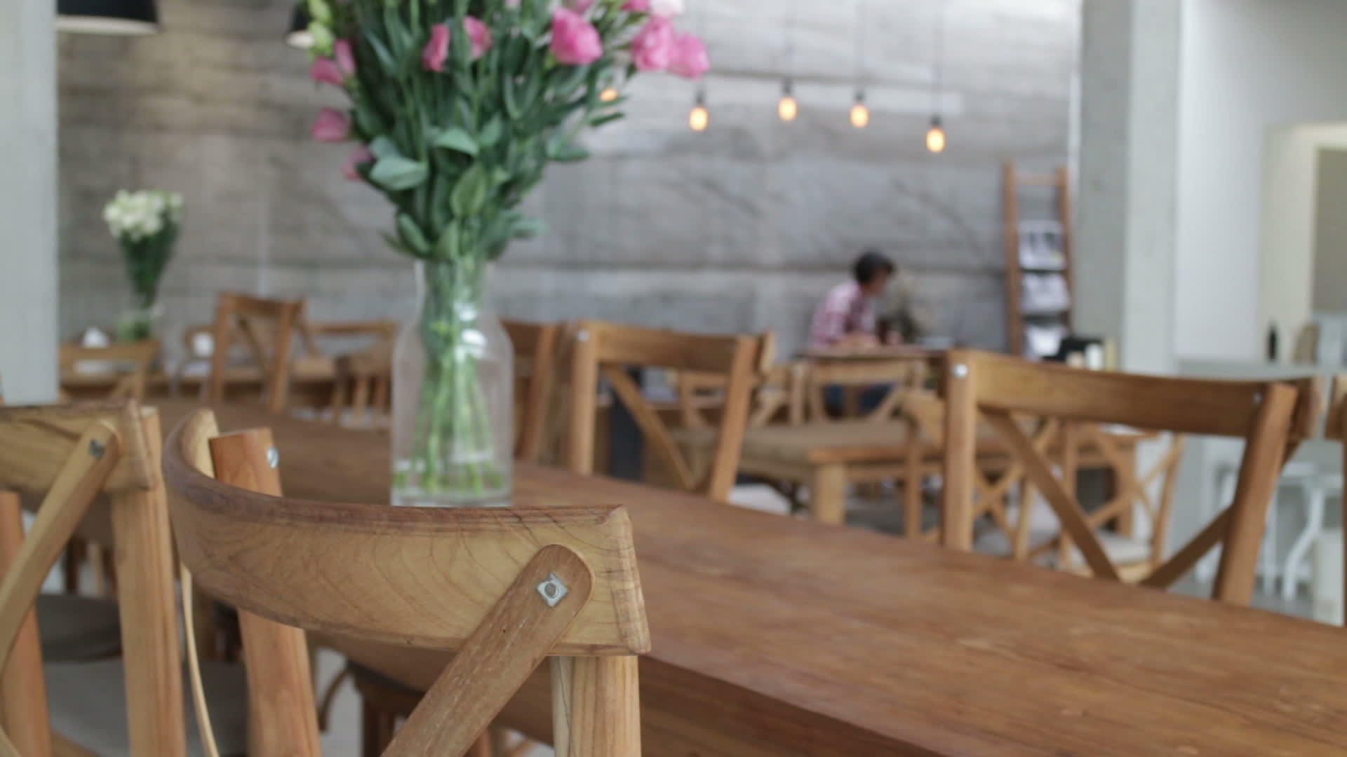 潮湿的生活方式模糊在咖啡店的背景下视频的预览图