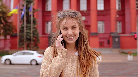 年轻拿着脚镣的年轻女青年女青年通过电话交谈视频的预览图