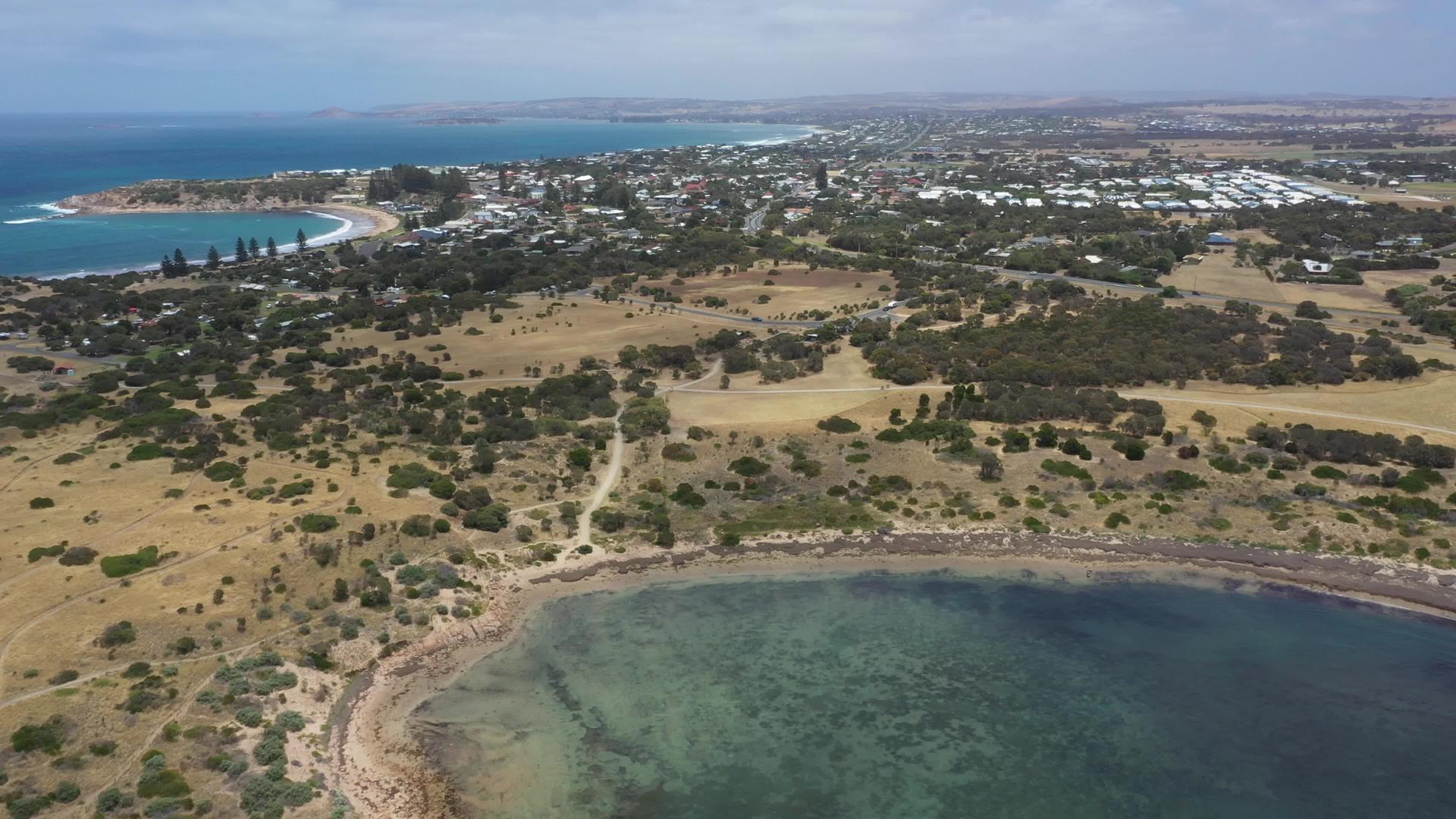 飞往澳大利亚一个小镇的空中飞行视频视频的预览图