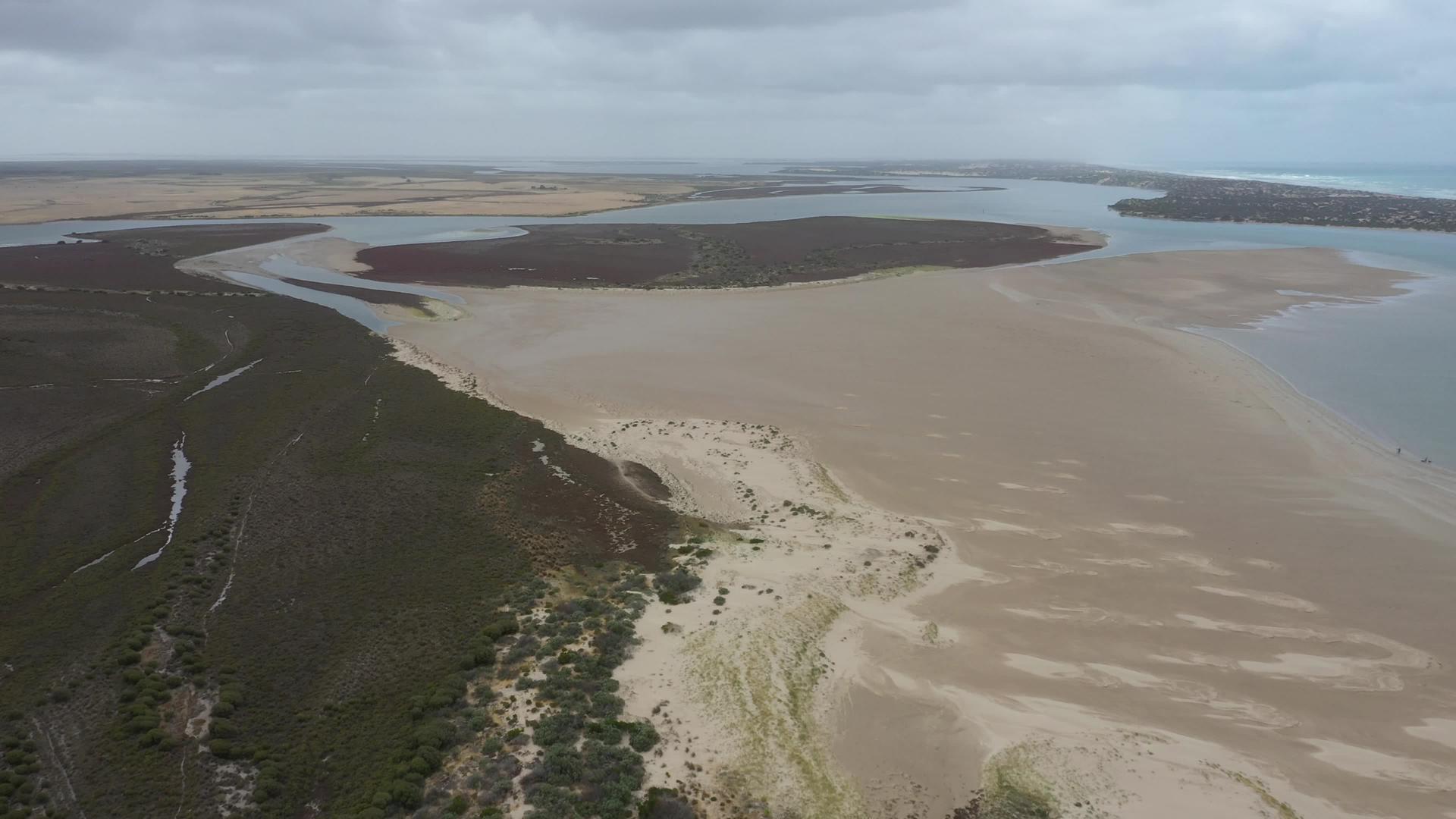 Australia低潮下沙滩白沙滩的空中视频视频的预览图